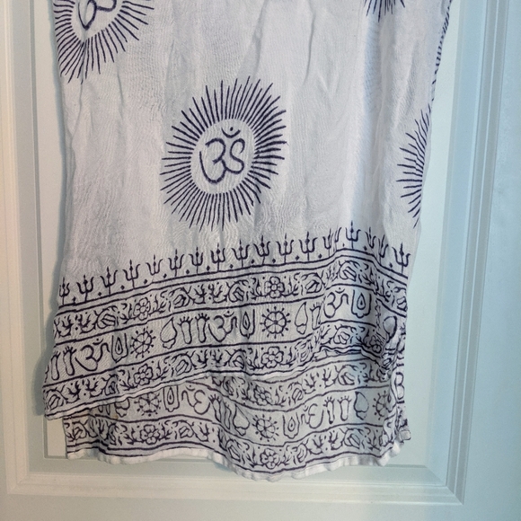 Lightweight Loose Om Symbol Top - Picture 4 of 6